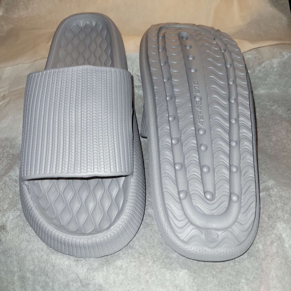 The Fluffy Gray Slide Sandals Unisex NWOT Women's 10/10.5 Men's 8/8.5 - Picture 2 of 2